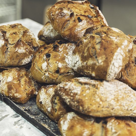 image-Junto a Pascal Menard, uno de los grandes especialistas de la boulangerie y patisserie de Francia, se inauguró en Fresh Market Disco Punta Carretas un nuevo espacio dedicado a la elaboración de pan con masa madre natural de fermentación lenta.